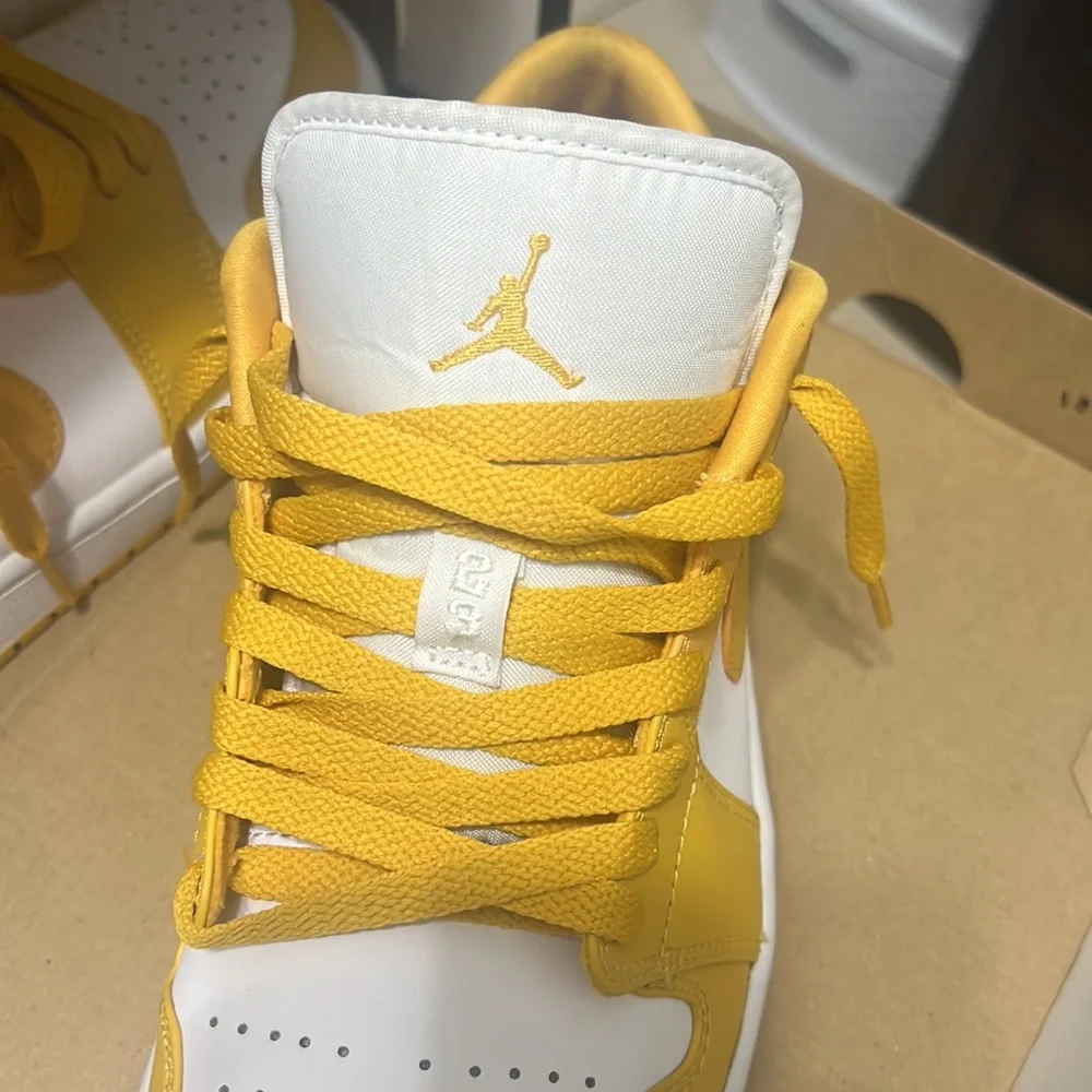 Jordan 1 low pollen size 9.5 - Picture 2 of 6